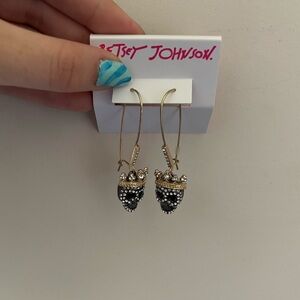 Betsey Johnson queen skull earrings